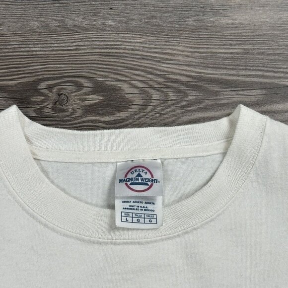 Vintage Y2K Hooters T Shirt - Picture 5 of 5